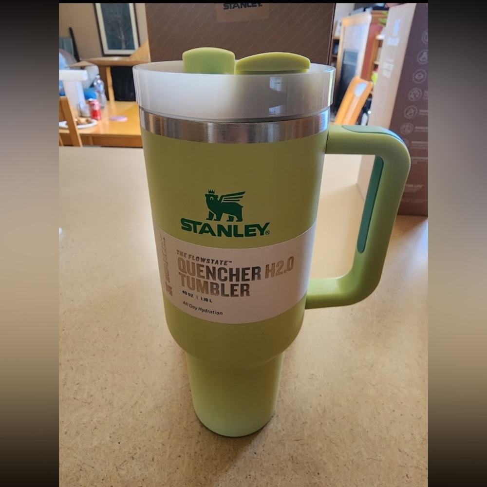 Stanley 40oz Flow State Quencher 2.0 NWT